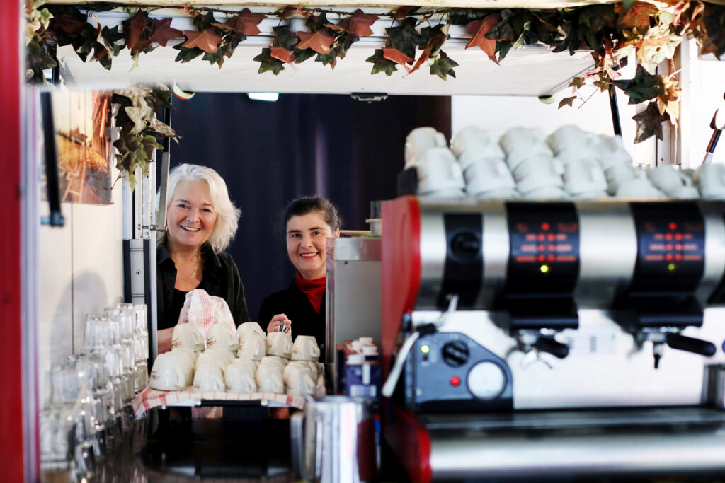 01 Brigitte Gruber und Team an der mobilen Kaffeebar für Hausmesse MICE und Kongress