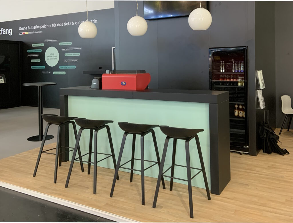 09 Standcatering italienische La San Marco Siebträgermaschine auf grünem Tresen auf Messestand