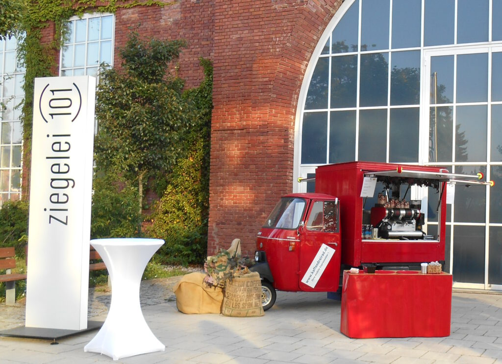 10 Baristamobil vor Eingang eines Filmstudios für Crewcatering in Bioqualität