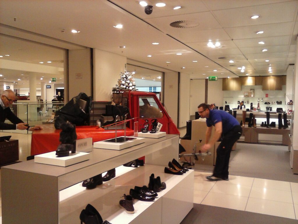 11 Expressomobil wird in einem Warenhaus Shoppingcenter an seinen Ausschankplatz rangiert