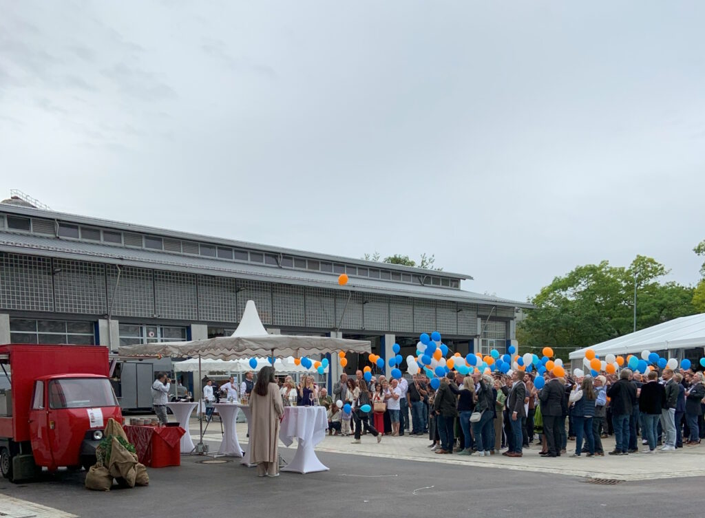 14 großes Kaffee Mobil auf Firmenhof Mitarbeiter feiern ein Jubliäum Firmenfest