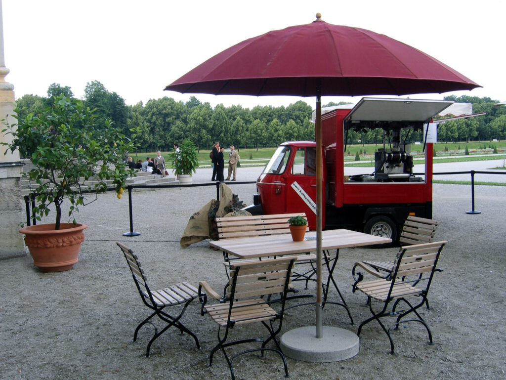 15 Kaffee3rad vor einem Schloss es soll leckere Espressogetränke geben bei einem Empfang