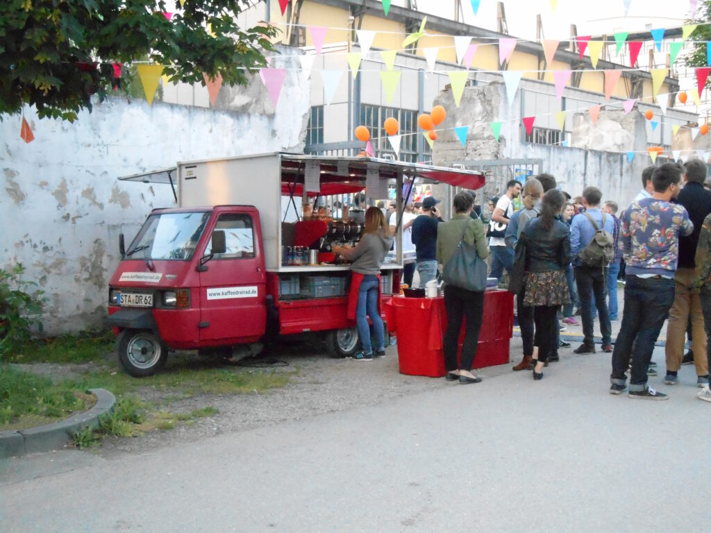 17 großes Piaggiomobil macht Espresso und Cappuccino für viele Gäste eines Festivals
