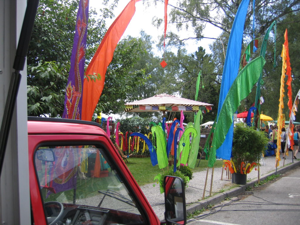 19 Apemobil verkauft Kaffee und Kuchen auf einem Kunsthandwerkermarkt
