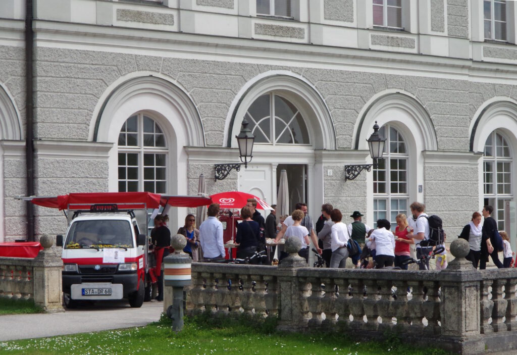 23 Produktpräsentation Coffee Truck und Eiswagen verwöhnen die geladenen Gäste