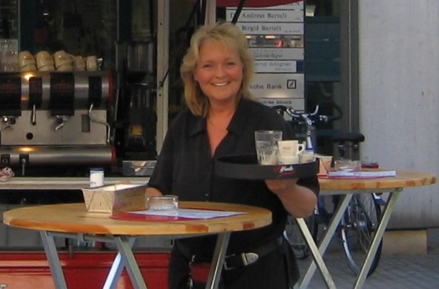 26 Brigitte Gruber serviert Latte macchiato Kakao und heiße Schokolade in Porzellangeschirr