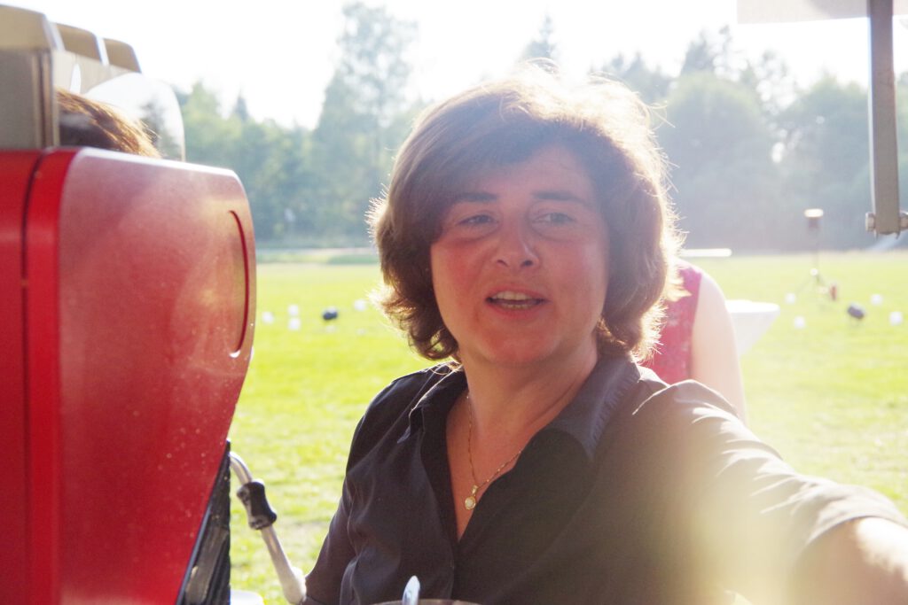 28 Baristaservice lachende Mitarbeiterin an einer La San Marco Espressomaschine