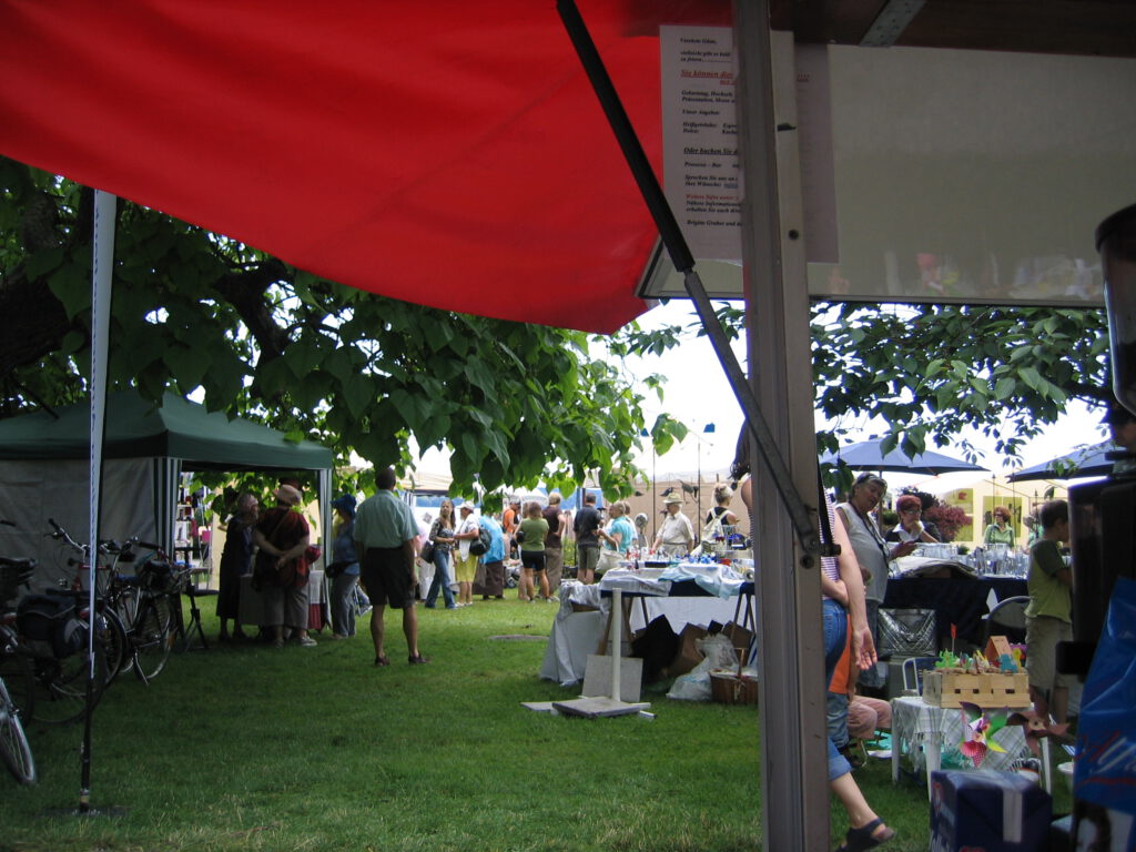 30 Apemobil verkauft Kaffee und Kuchen auf einem Markt auch vegan vegearisch mit Sojamilch