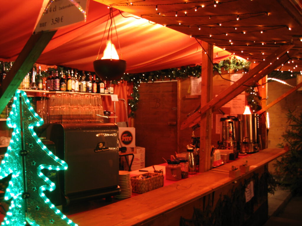 30 Hütte auf Christkindlmarkt bietet Espresso Martini Chailatte Matcha Latte Matcha Tee und Grog