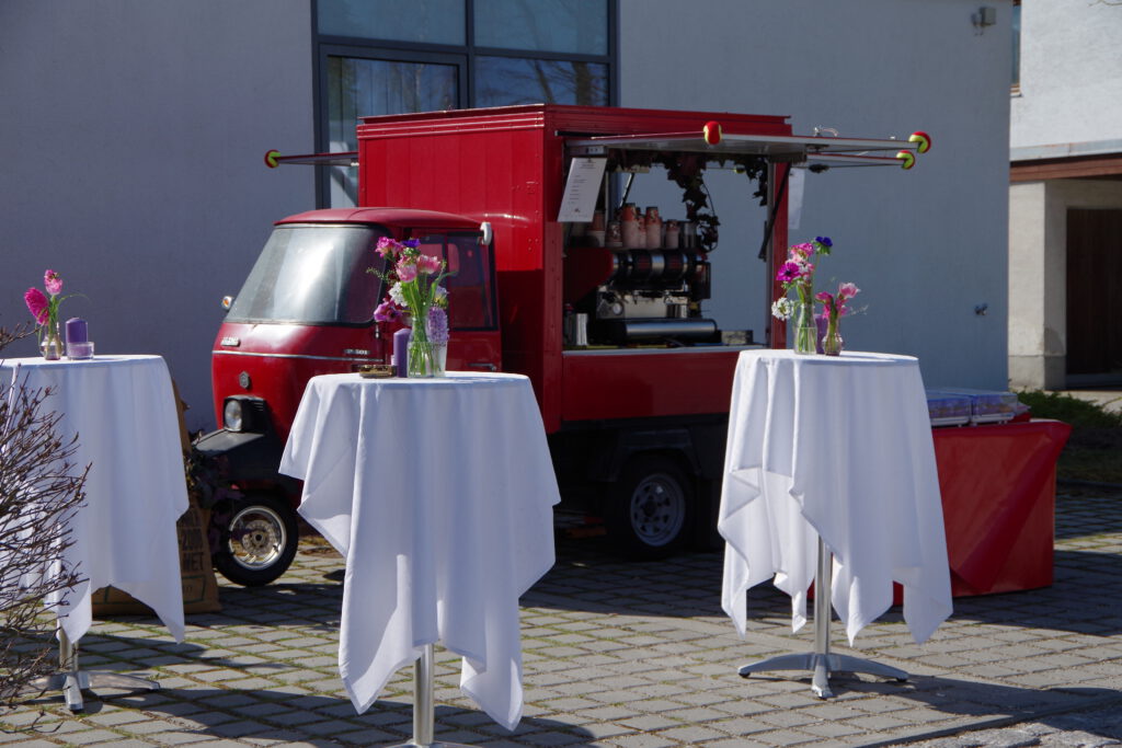 37 Kaffeecatering rote Piaggioape und Stehtische mit Hussen stehen bereit für eine Taufe