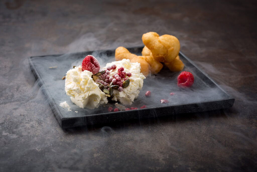 49 an der Kaffeestation gibt es eine köstliche Eiskugel mit Eiswaffeln auf Schieferbrettchen