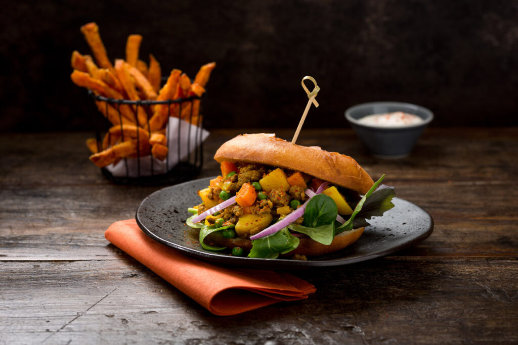 53 Hamburger und Burger mit crossen Buns und Streetfood auf Holzplatte serviert vom Foodtruck