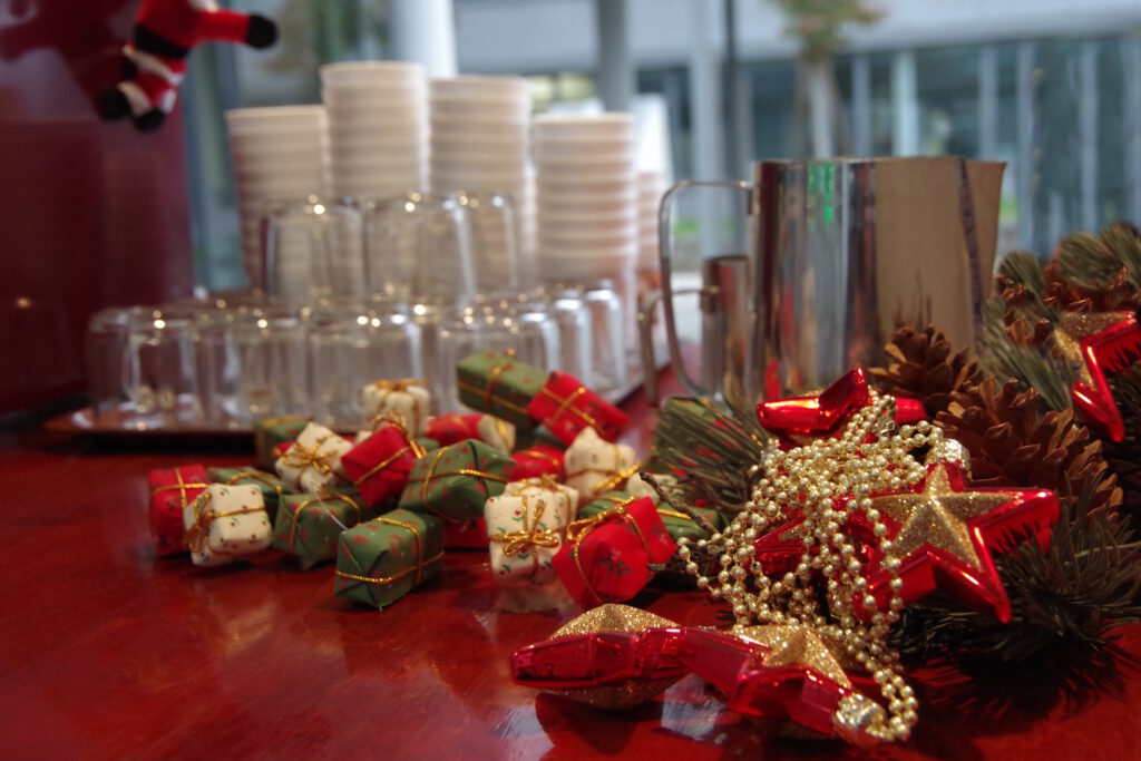 59 Glühweinzapfgerät für Xmasparty auf hochglanz lackierter Holzplatte