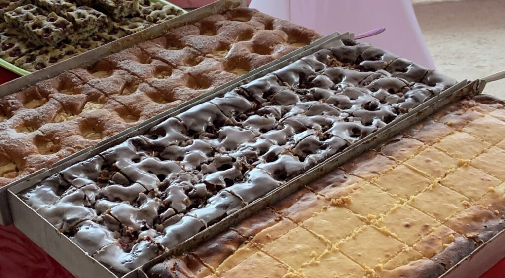 48 jpg Eventcatering, hier Blechkuchen auf Tisch als Teil der Kaffeeversorgung