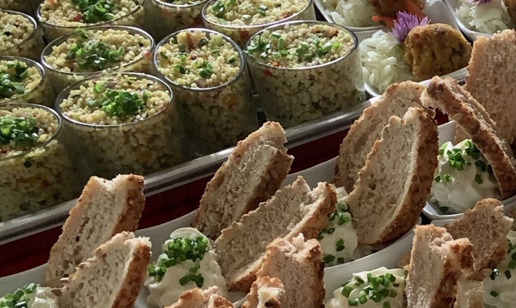 51 jpg Catering mit flying Buffet Bufett kaltes Buffet warmes Büffet Kaltgetränke